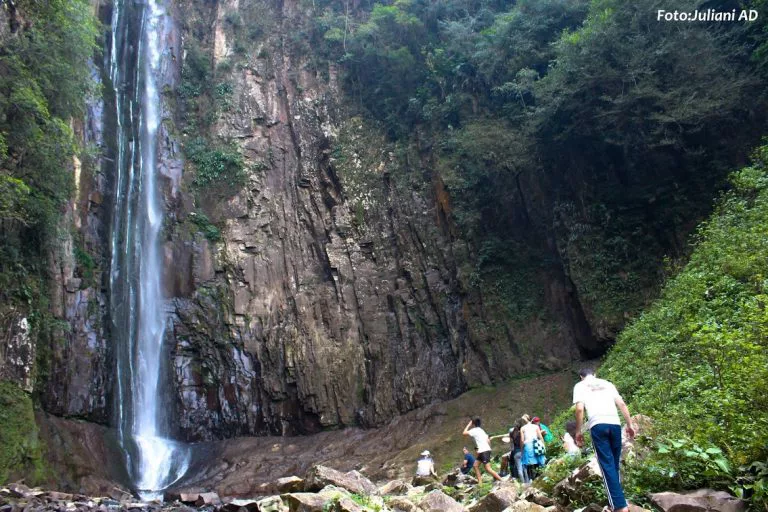 4C . Turistas na Cachoeira do Bizungo em Tres Barras